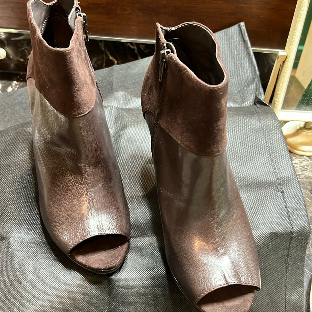 Nine West brown leather and suede accent on the back and heels
